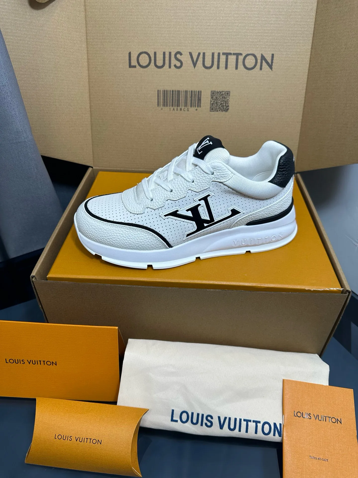 Factory price: 700💰🌈LV | Louis Vuitton 2025𝐬𝐬 🧡💚2025 spring and summer new style top version‼ ️The original version is the same. The counter focuses on the latest casual shoes and new hard goods🆕 ❥Purchasing agent level! Full of high-end feel! A popular model among bloggers at home and abroad, it’s retro and fashionable, and looks stunning on your feet! Wear a lot of happiness! The official website's main recommendation★ ━━━━━ ЅᏇєєt ━━━━━ ▪️Upper: Original custom-made imported calfskin fabric ▪️Inner: breathable gauze imported from Italy ▪️Outsole: rubber foam ➕t men's men's shoes 💰u high-end outsole ▪️Color: nine colors available ▪️Shoe size: 35-44, (45, 46 customized)